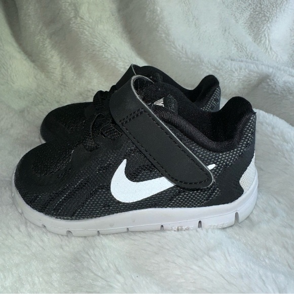 Nike Free 5.0 Baby Toddler Shoes Unisex 4C Black White No Lace / Hook & Loop - Picture 2 of 9
